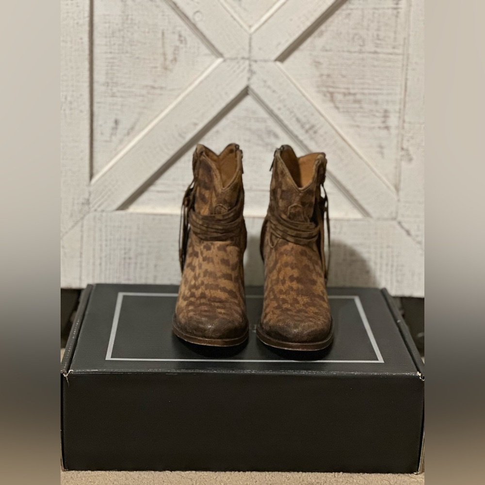 LUCCHESE WOMEN'S HANDMADE ROBYN HAND
TOOLED FEATHER BOOTIES - ROUND TOE - Picture 5 of 14